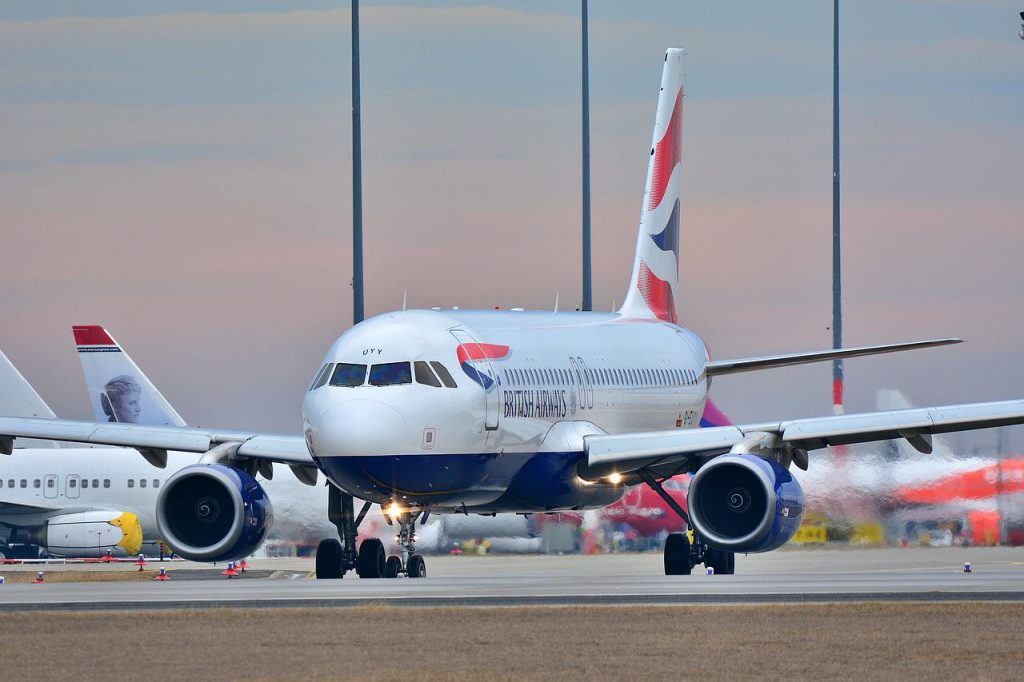 Qantas baggage handlers delta pilot shortages